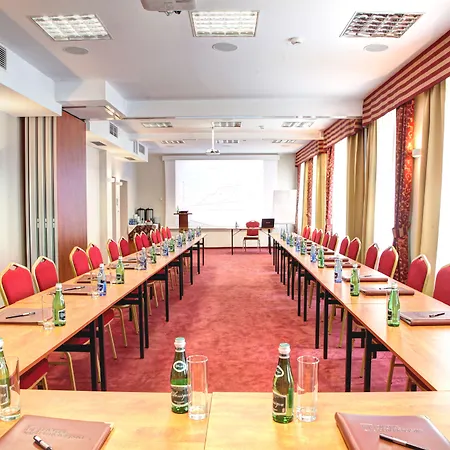 酒店 欧罗比斯基罗瓦中心酒店 3*